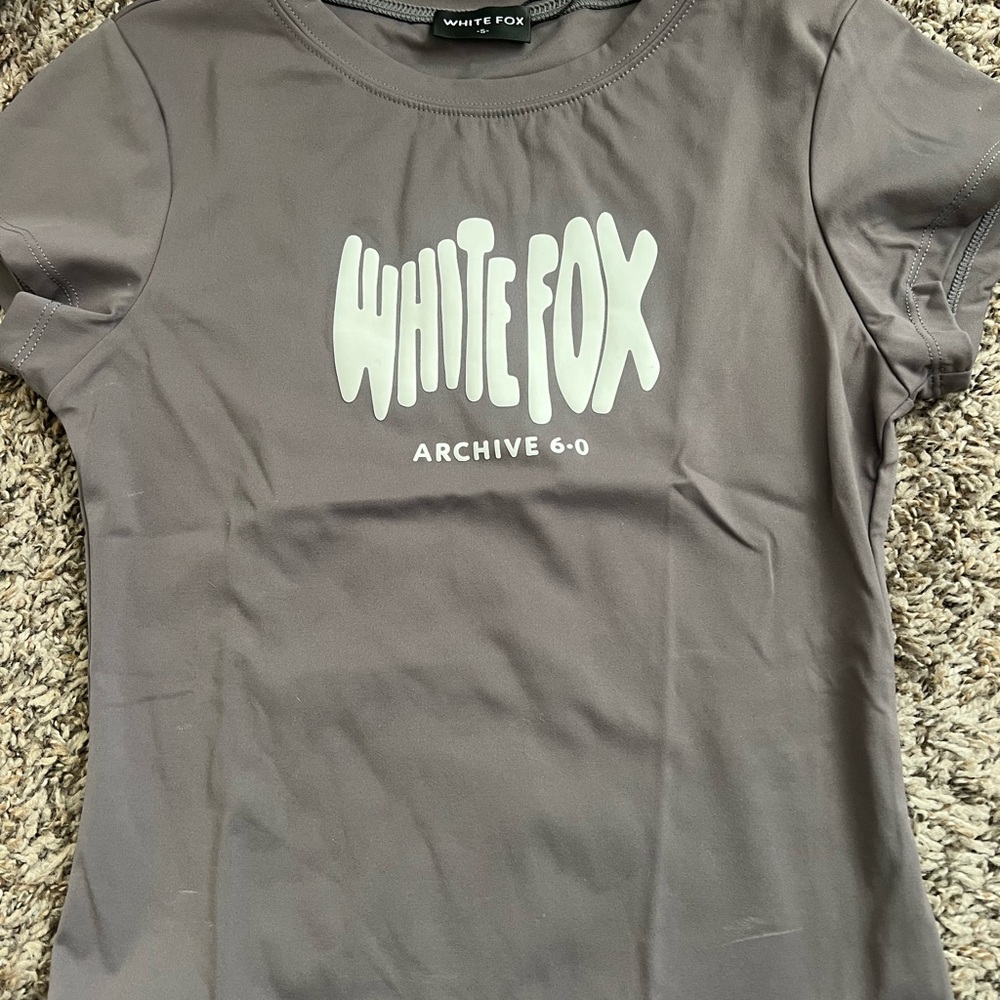 White Fox Boutique Gray Fitted Short Sleeve T-Shirt